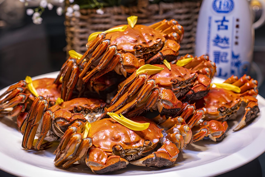 Cua lông hấp thường được ăn kèm với giấm gừng để tăng hương vị