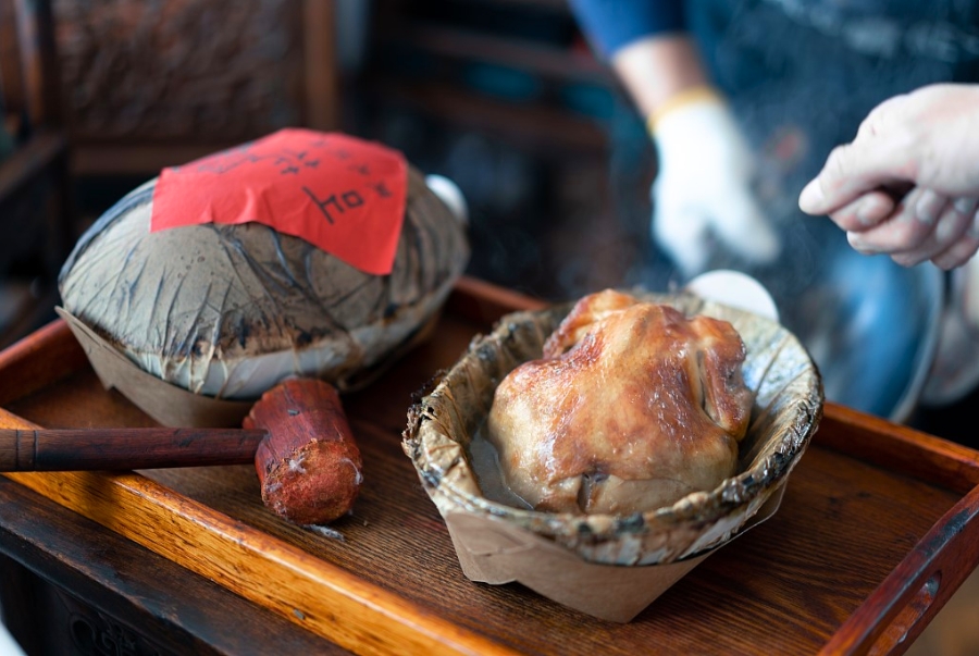 Gà ăn mày là món gà được bọc lớp đất sét sau đó đem nướng