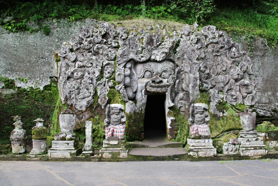 Goa Gajah là một trong những di tích cổ xưa với niên đại xây dựng từ thế kỷ IX