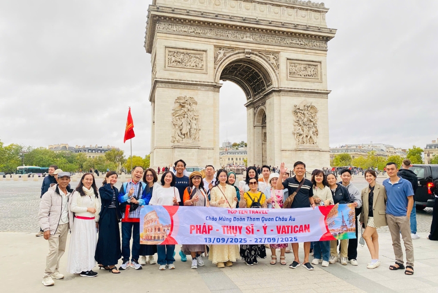 Đoàn khách Top Ten Travel trên hành trình khám phá tour Pháp - Thụy Sĩ - Ý - Vatican