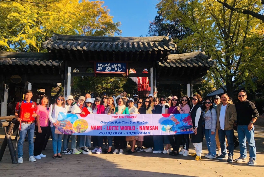 Đoàn khách Top Ten Travel check-in trong tour Hàn Quốc mùa thu 2024