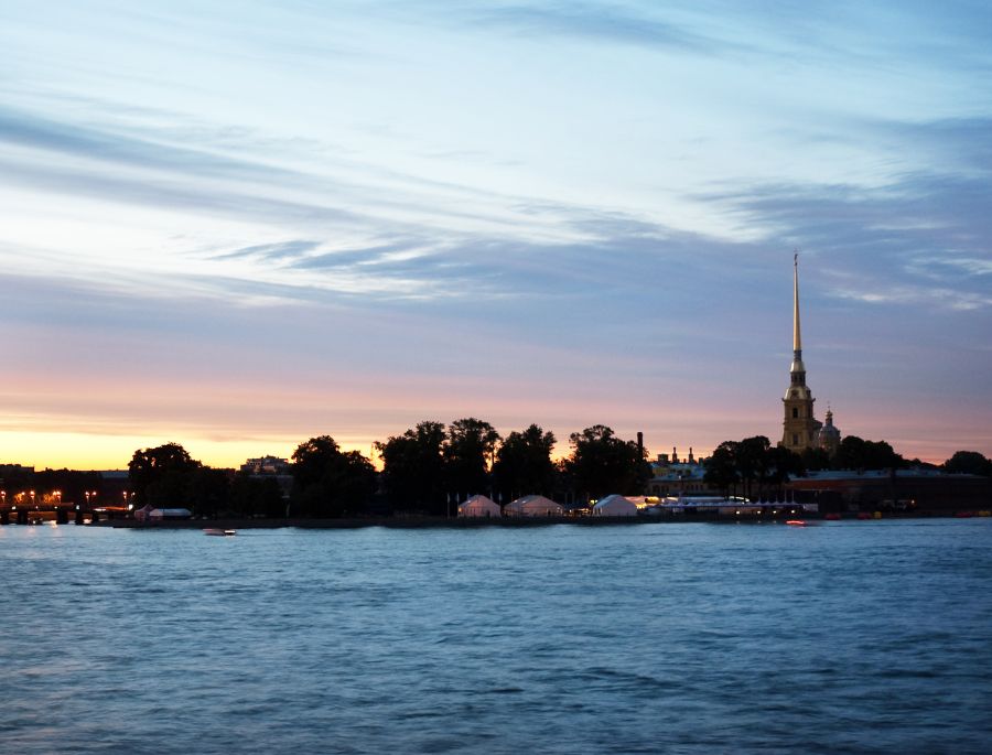 Hiện tượng đêm Trắng là vào khoảng giữa tháng 6 hàng năm