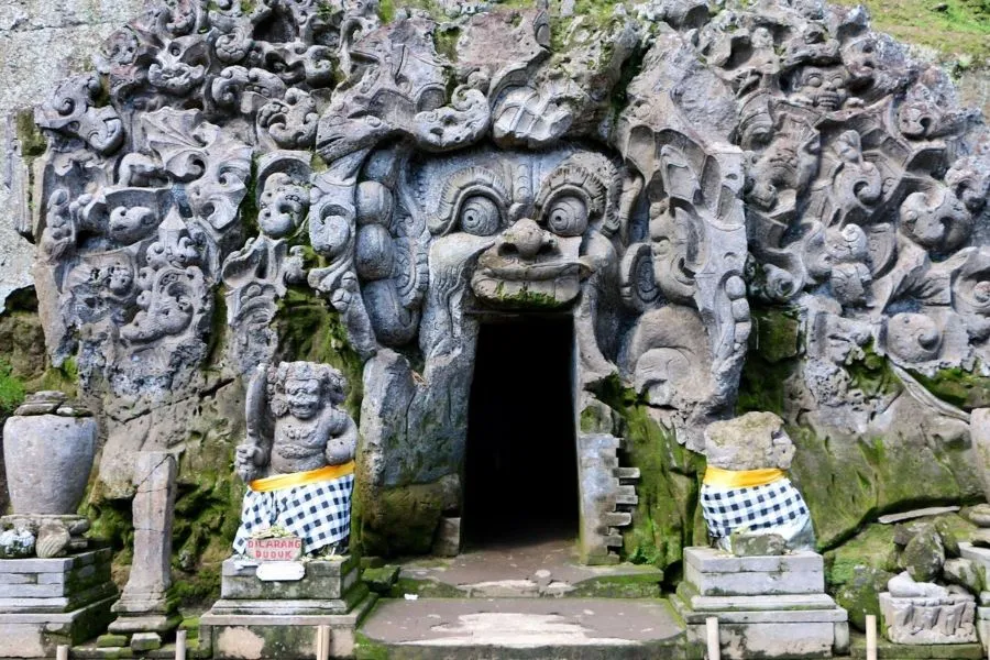 Hình ảnh cổng hang chạm khắc mặt quỷ khổng lồ tại Goa Gajah