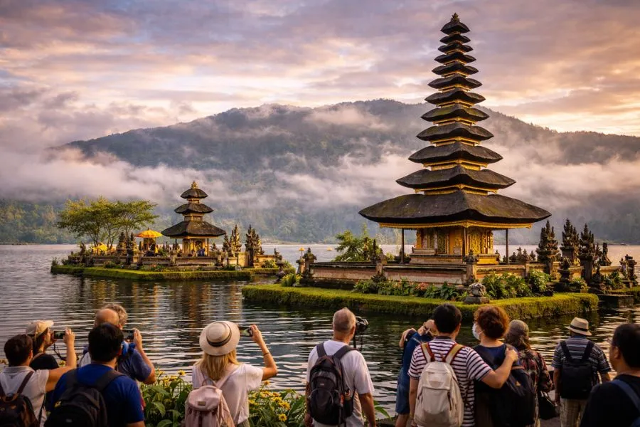 Ulun Danu Berata nổi bật với tháp meru 11 tầng phản chiếu xuống mặt hồ​