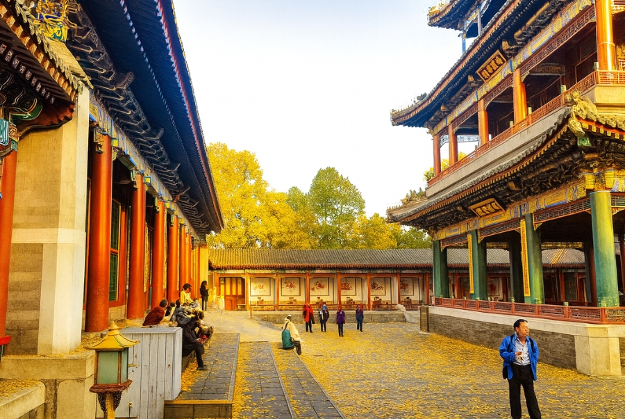 Lối hành lang cổ kính trong Di Hoà Viên rực rỡ ánh nắng thu