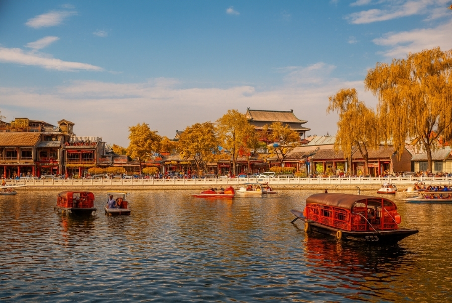 Dạo ven hồ Shichahai là trải nghiệm không thể bỏ lỡ khi đến Bắc Kinh vào mùa thu