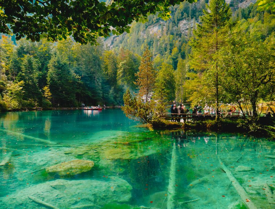 Hồ Blausee là một hồ nước nhỏ nhưng có sức quyến rũ kỳ lạ của Thụy Sĩ