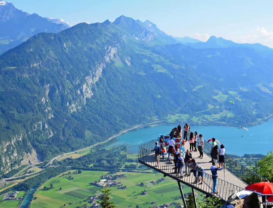 Đứng từ Harder Kulm, du khách có thể ngắn nhìn trọn vẹn vẻ đẹp của vùng Interlaken