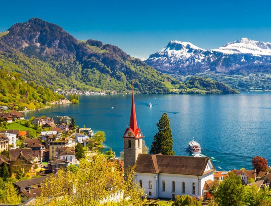 Mùa hè tại Thụy Sĩ sở hữu đặc trưng là thời tiết ấm áp và nhiều nắng vàng rực rỡ