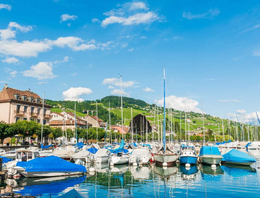 rải nghiệm một chuyến du thuyền là cách tuyệt vời nhất để du khách có thể ngắm nhìn vẻ đẹp của Thụy Sĩ