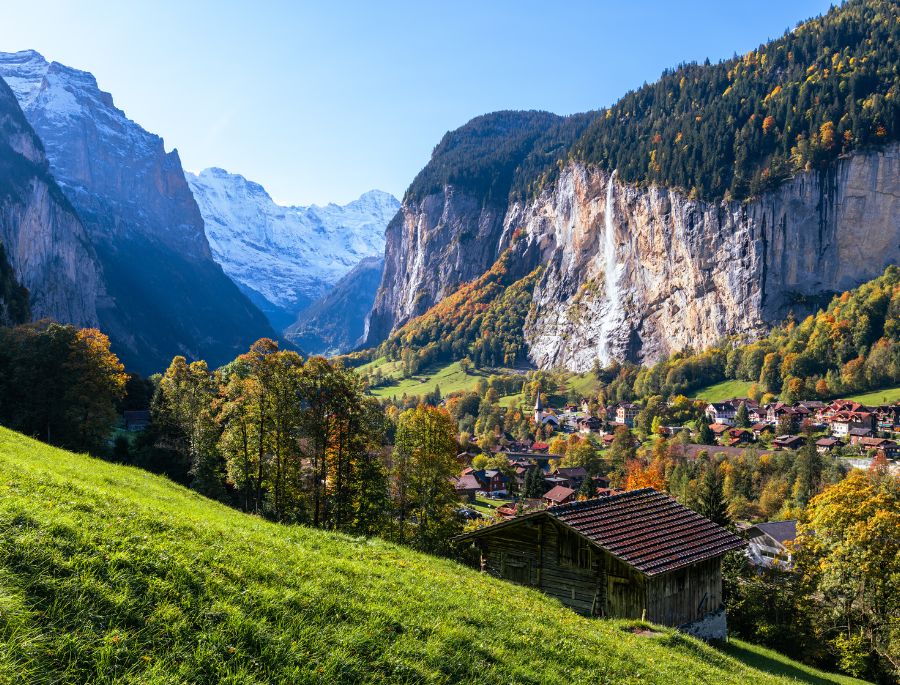Lauterbrunnen là một thung lũng bình yên với khung cảnh hơn 72 thác nước cùng đổ xuống