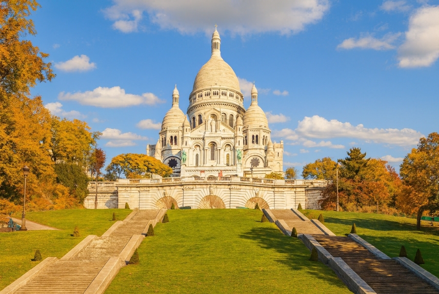 Montmartre mùa thu vàng rực làm nổi bật vẻ đẹp của nhà thờ Sacré Cœur