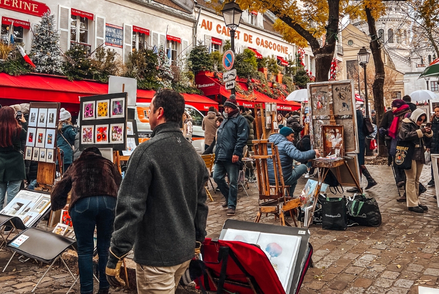 Quảng trường Place du Tertre nhộn nhịp với các họa sĩ và nghệ sĩ đường phố