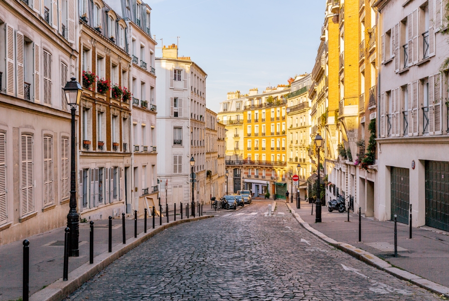 Rue Lepic yên bình trong nắng thu vàng mang hơi thở nghệ thuật Paris xưa