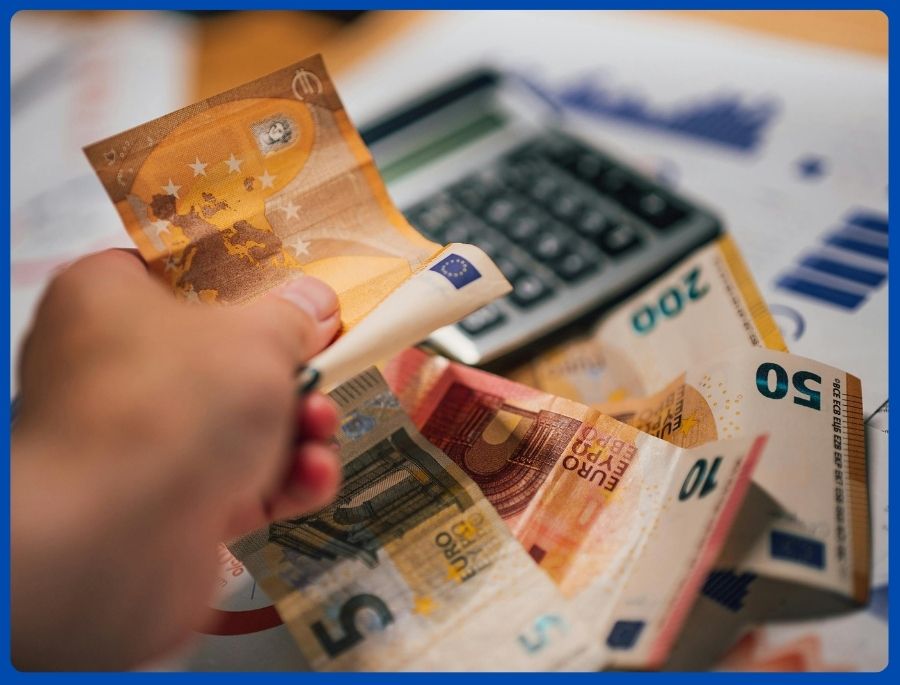 Euro (EUR) là đơn vị tiền tệ chính thức của nước Đức