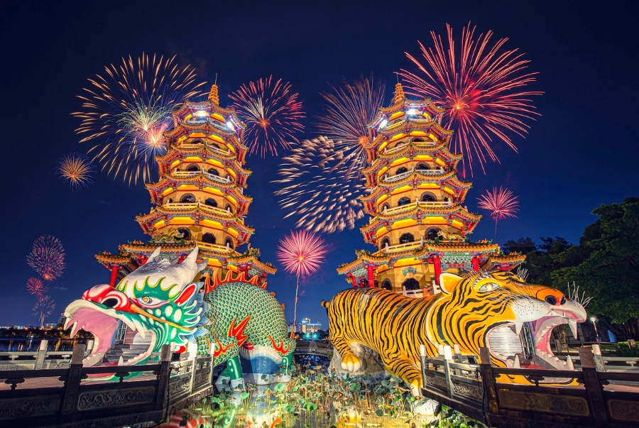 Biểu tượng của hồ Liên Trì là Tháp Long Hổ tượng trưng cho những điều bình an và may mắn
