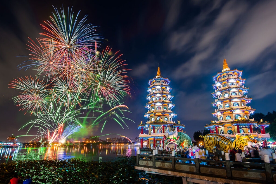 Long Hổ Tháp là điểm nhấn nổi bật của hồ liên trì với ý nghĩa tượng trưng cho bình an và may mắn