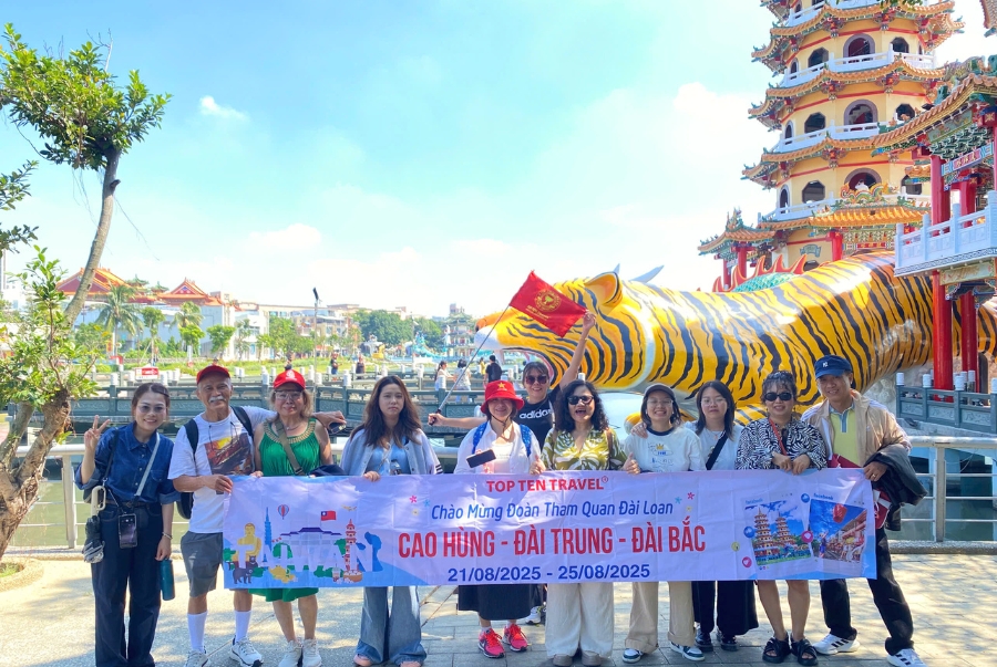 Đoàn khách của Top Ten Travel cùng tham quan Long Hổ Tháp trong tour du lịch Đài Loan trọn gói