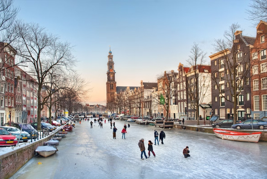 Amsterdam nổi tiếng với những con kênh hóa thành sân trượt băng hấp dẫn