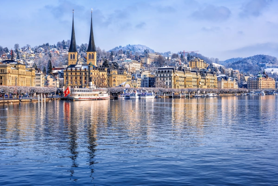 Dạo thuyền trên hồ ngắm cảnh là hoạt động được nhiều du khách yêu thích tại đây