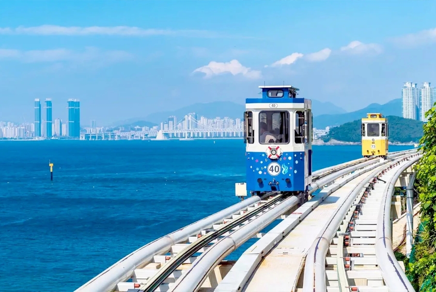 Tàu điện ven biển là một trải nghiệm du khách không nên bỏ qua