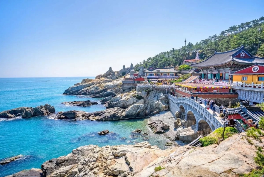 Chùa Haedong Yonggungsa là một trong những ngôi chùa hiếm hoi được xây dựng ngay sát đại dương