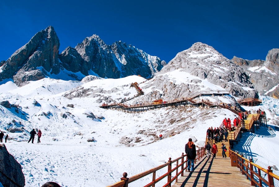 Núi Tuyết Ngọc Long là quần thể 13 đỉnh núi liên tiếp được tuyết bao phủ quanh năm