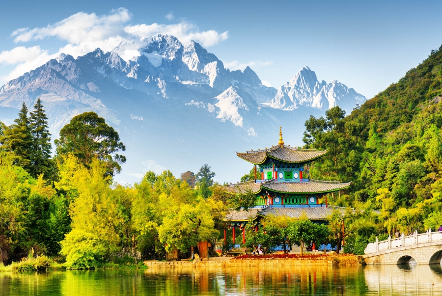 Công viên Hắc Long Đàm được xây dựng quanh hồ nước tự nhiên rộng lớn