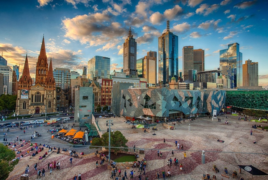 Quảng trường Federation Square là điểm hẹn nhộn nhịp giữa lòng thành phố Melbourne