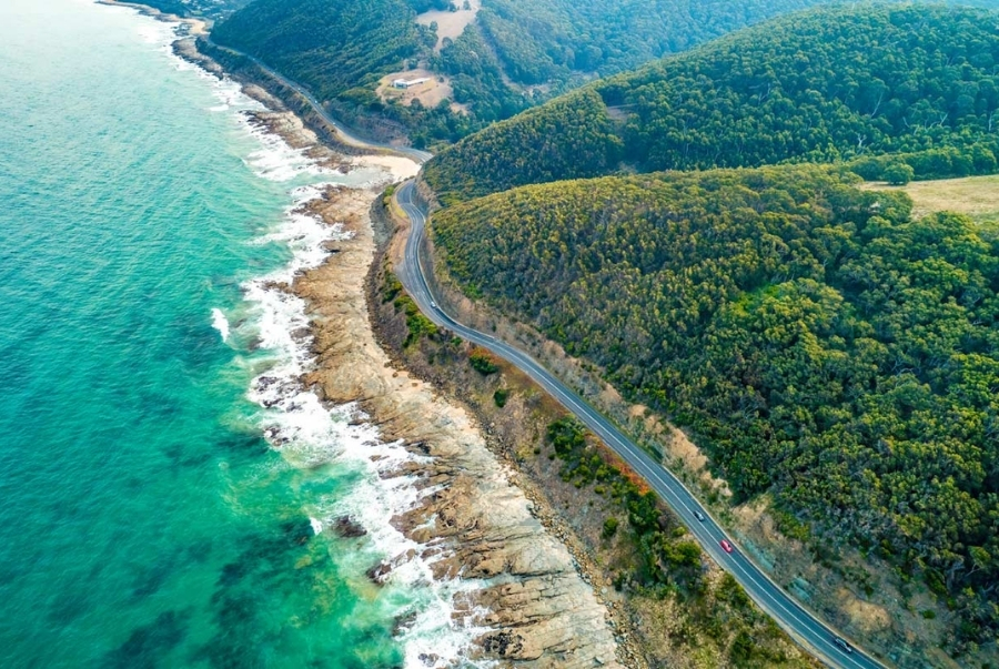 Great Ocean Road là một cung đường ven biển tuyệt đẹp ôm trọn sắc xanh trời biển