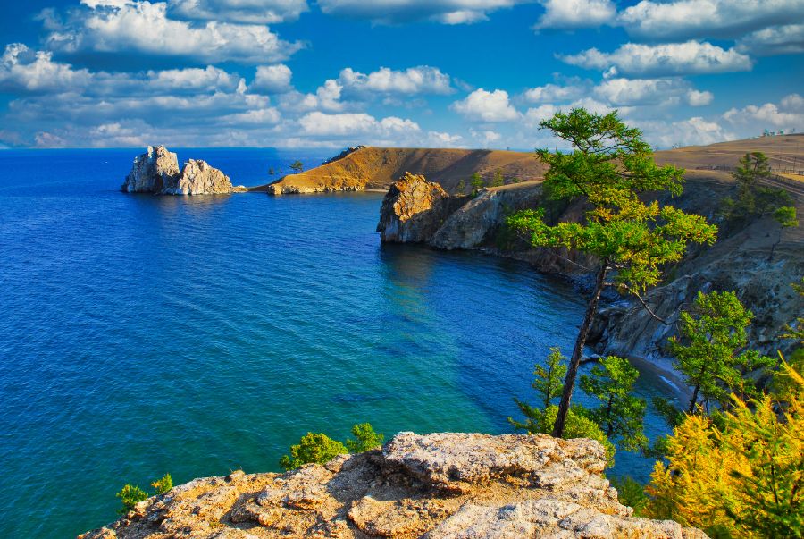 Hồ Baikal thuộc Siberia là hồ nước ngọt sâu nhất và lớn nhất thế giới