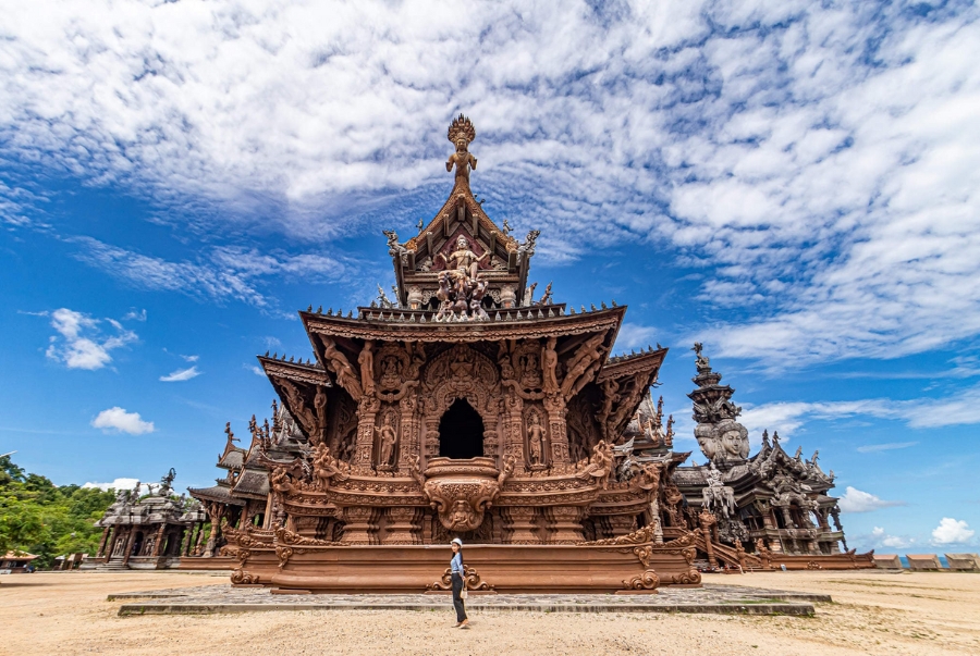 Lâu đài Sanctuary of Truth được xây dựng hoàn toàn bằng gỗ teak quý hiếm