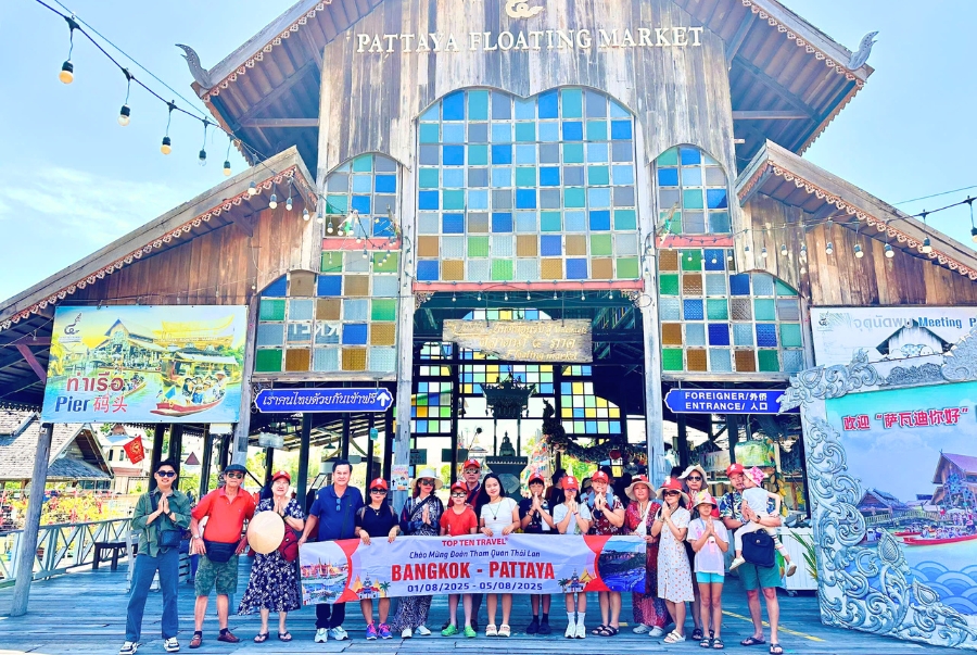 Đoàn khách nhà Top Ten Travel đến thăm khu chợ nổi bốn miền Pattaya