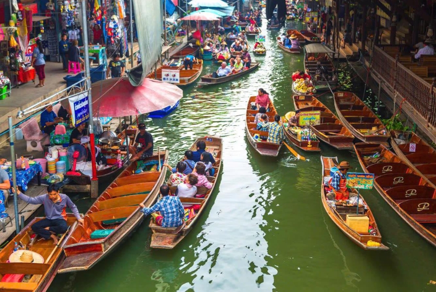 Chợ nổi được chia thành bốn vùng tượng trưng cho bốn miền văn hoá của Thái Lan