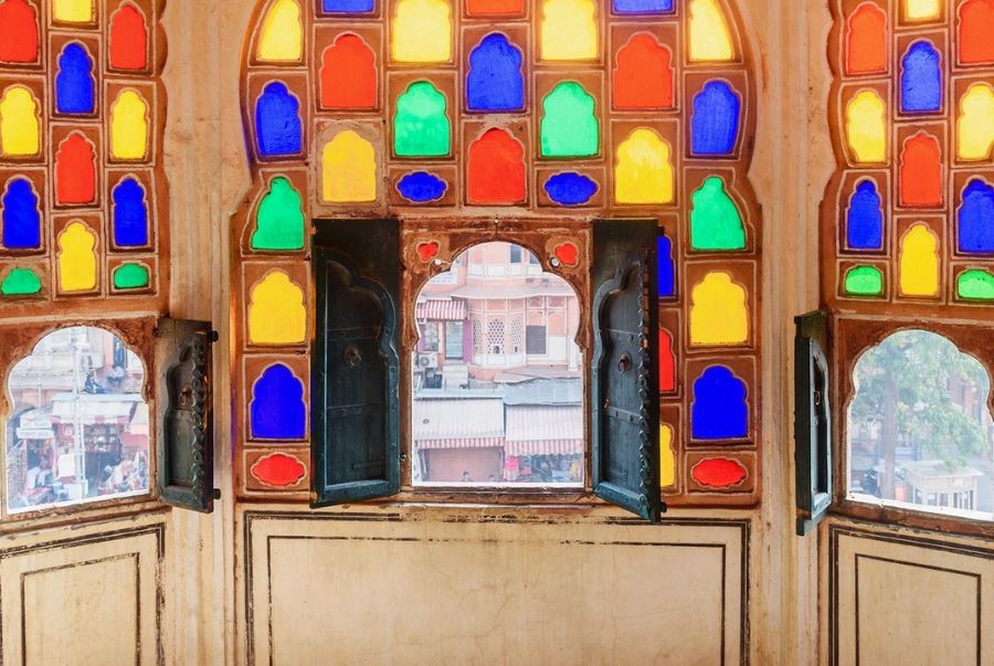 Khung cửa sổ đầy màu sắc tại Hawa Mahal