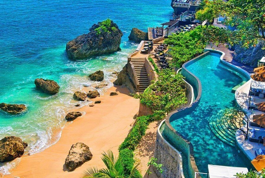 Bãi biển Kuta là điểm đến sôi động và nổi tiếng bậc nhất tại Bali