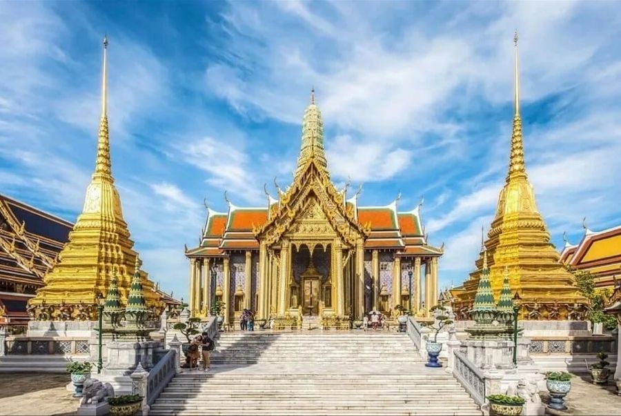 Wat Phra Kaew tráng lệ với kiến trúc vàng óng và là nơi thờ tượng Phật Ngọc quý giá