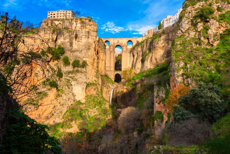 Những vách đá dựng đứng vô cùng hùng vĩ tại Ronda