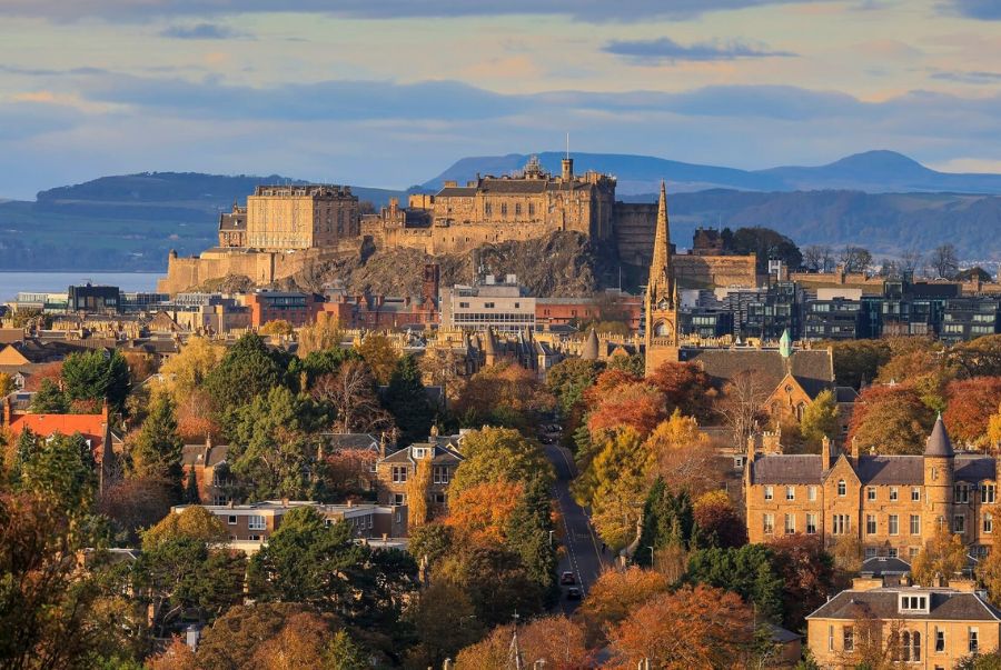 Edinburgh vào thu mang vẻ đẹp trầm mặc với những công trình đá cổ