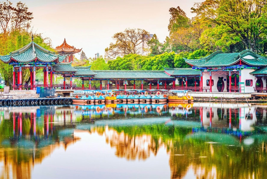 Khung cảnh thơ mộng tại công viên Đại Quan là nơi lý tưởng để dạo bước và ngắm cảnh