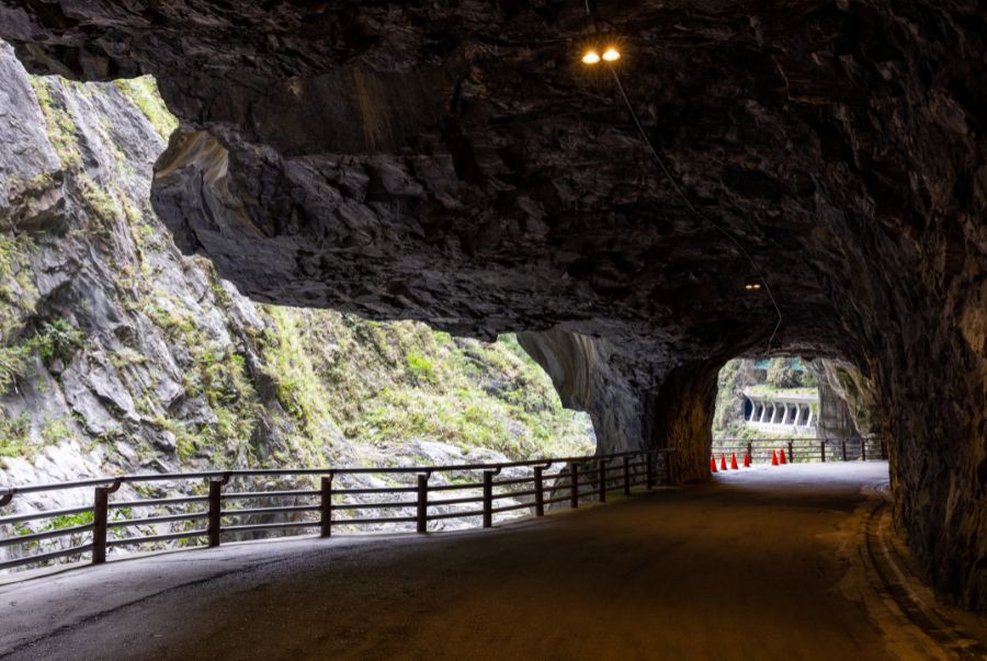 Nhưng hang đá tại đây được hình thành qua hàng triệu năm kiến tạo địa chất