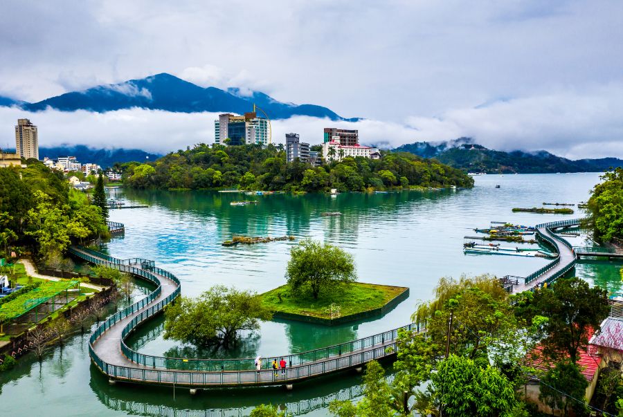 Sun Moon Lake (Nhật Nguyệt Đàm) là một viên ngọc xanh nằm giữa lòng Đài Loan