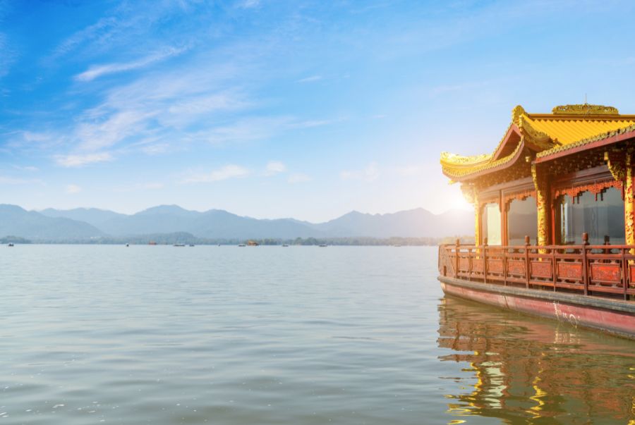 Trải nghiệm ngồi thuyền ngắm cảnh tây Hồ là một sự lựa chọn yêu thích của rất nhiều du khách