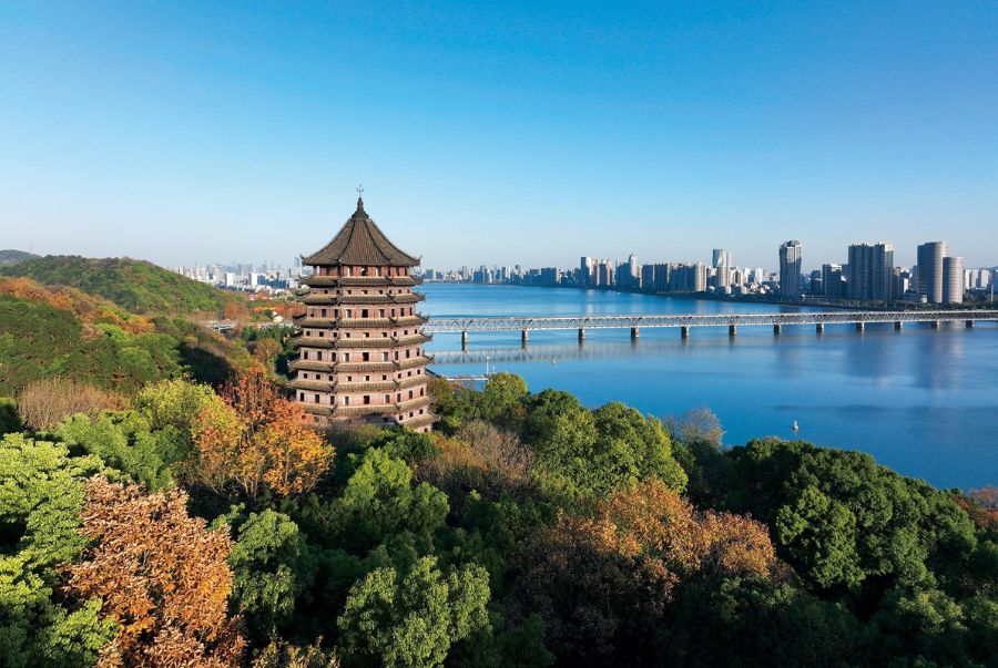 Tháp Lục Hòa là một tòa tháp bát giác cao hơn 60 mét nằm bên dòng sông Tiền Đường với tầm nhìn tuyệt đẹp