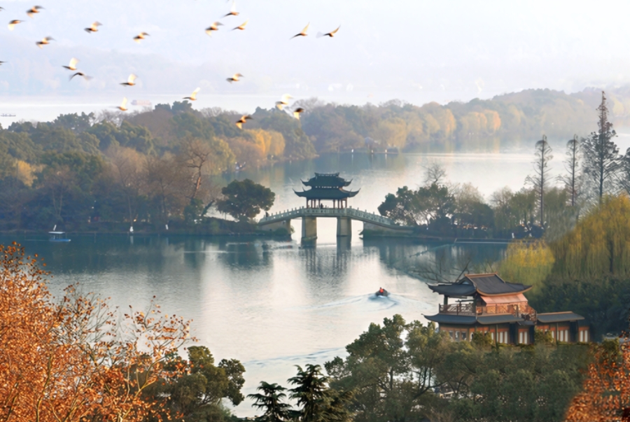 Tây Hồ mùa thu hiện lên huyền ảo với không gian yên bình và cảnh sắc hữu tình
