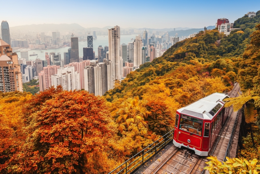 Đi xe điện Peak Tram là trải nghiệm được yêu thích nhất khi đến Victoria Peak
