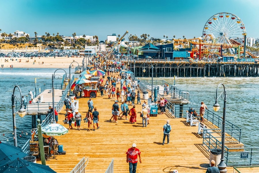 Santa Monica Pier là một trong những biểu tượng ven biển nổi tiếng nhất của Los Angeles