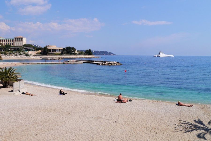 Bãi biển Larvotto là bãi biển công cộng nổi tiếng nhất tại Monaco