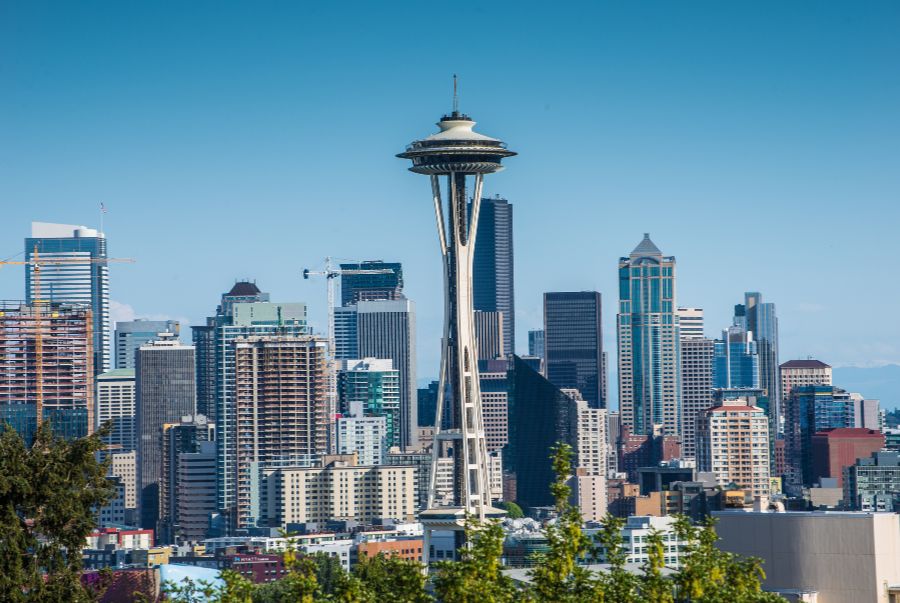 Tháp Space Needle là biểu tượng nổi bật của thành phố Seattle