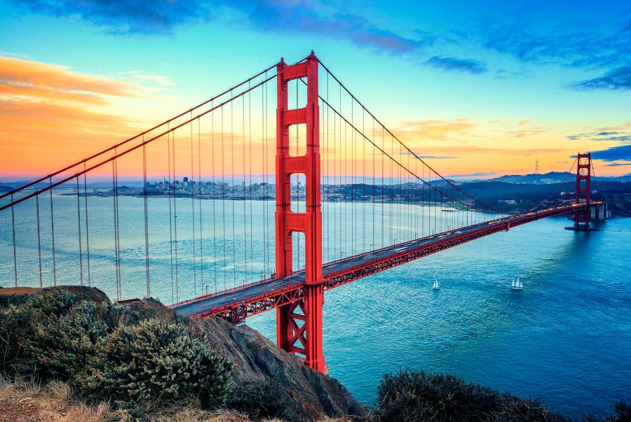 Cầu Cổng Vàng (Golden Gate Bridge) là cây cầu treo dài 2,7km nổi tiếng tại Mỹ